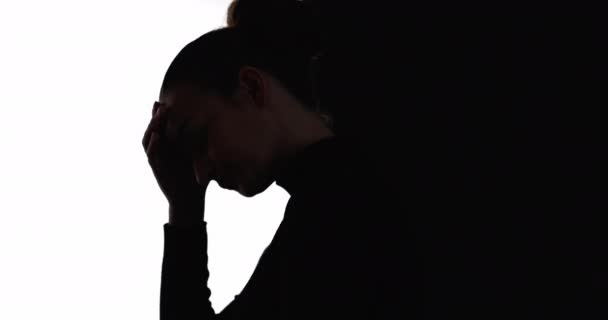 Perempuan siluet krisis kecemasan wanita lelah gelap — Stok Video