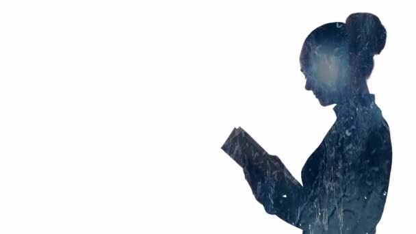 Double exposition silhouette lecture femme livre pluie — Video