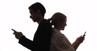 Çift silueti görüntülü arama romantik sohbet telefonu