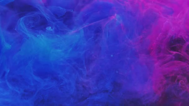 Неоновый цвет дыма в потоке воды синий розовый туман смесь — стоковое видео
