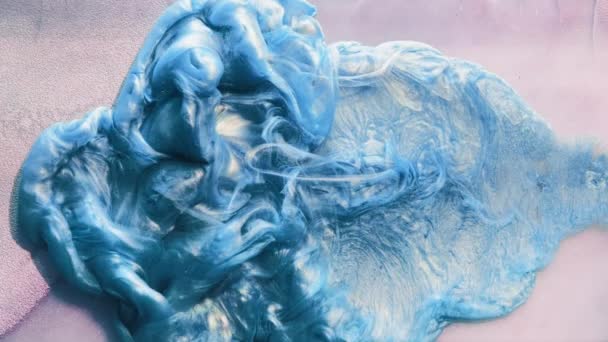 Verf druppel in aquarel rook wolk blauw glitter — Stockvideo