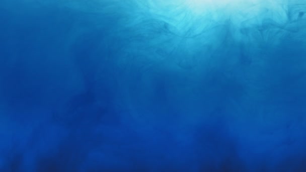 Цвет чернил в движении воды голубое облако дыма — стоковое видео