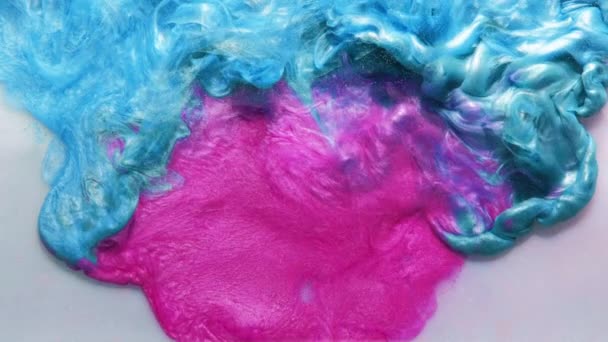 涂料滴色爆裂墨水溅出粉红的蓝色 — 图库视频影像
