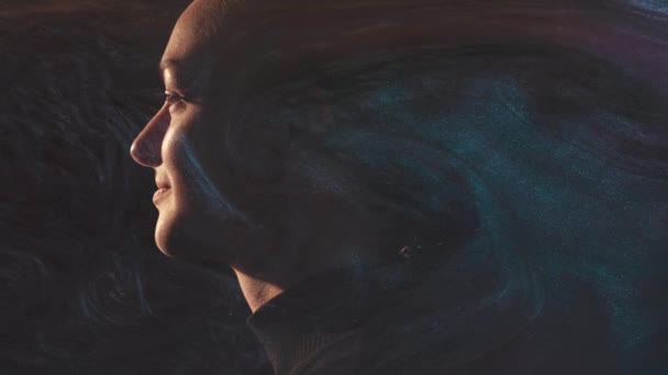 Double exposition silhouette femelle univers fumée — Video