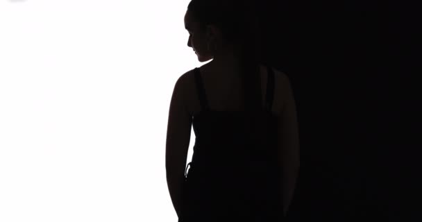 Feminino silhueta corpo envergonhando tímido curvilíneo mulher — Vídeo de Stock