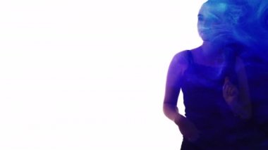 Çift taraflı siluet neon ışığı dumanlı kadın