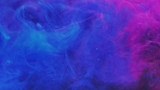 Colore neon fumo nel flusso d'acqua blu rosa miscela nebbia — Video Stock