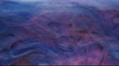 Suyun altındaki renkli duman. Mor mavi kum.
