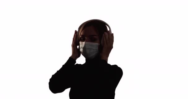 Frau Silhouette Pandemie Spaß Gesichtsmaske Kopfhörer — Stockvideo
