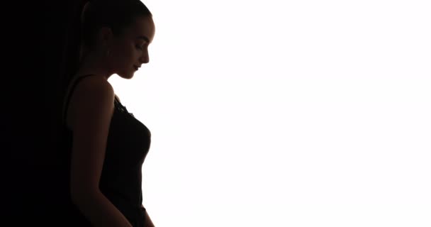 Silhueta mulher ternura feminina perfil escuro — Vídeo de Stock