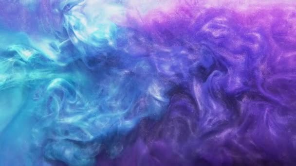 彩烟流动墨水在水紫色蓝色中旋转 — 图库视频影像