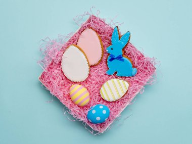 Paskalya Bayramı yemek dekorasyonu tavşancık yumurta pembe kutu