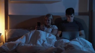 Gadget gecesi çift online telefon laptopu yatağı geç saatte