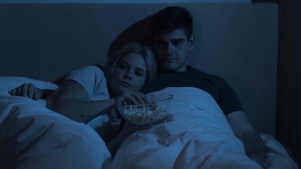 Фільм жахів пара нічне дозвілля налякана жінка ліжко — стокове відео