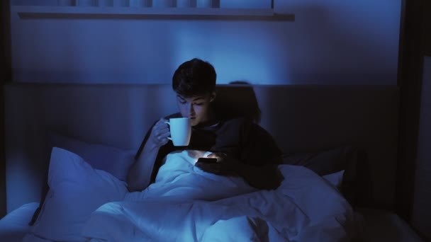 Noapte nedormită internet insomnie tip pat de telefon — Videoclip de stoc