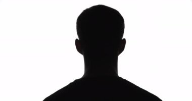 Erkek silueti yaşam tercihi. Geriye dönüp bakınca ciddi bir adam.