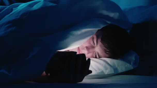 Noite insônia horário de dormir filme cara assistindo telefone — Vídeo de Stock