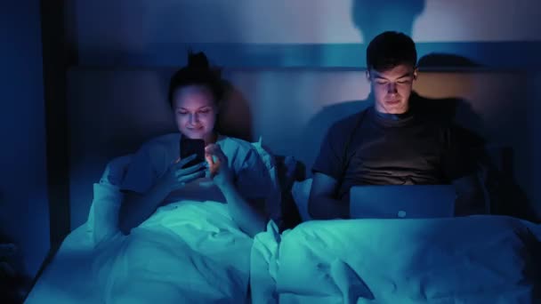 Digital casal noite online usando dispositivos cama tarde — Vídeo de Stock