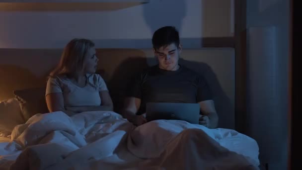 Pareja pelea noche conflicto mujer marido cama — Vídeos de Stock