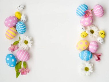 Paskalya arkaplanı tatil çerçevesi yumurta rengi