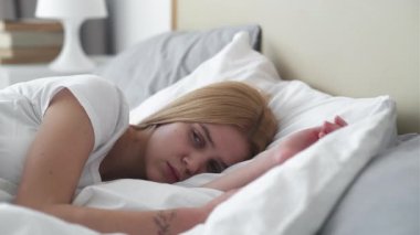 Sabah alarmı. Depresyondaki kadın. Yataktan kalkmış.