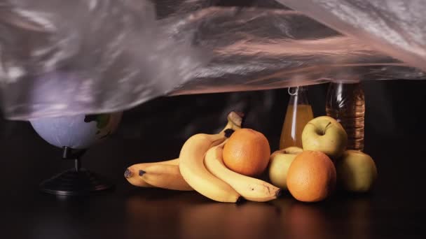 Znečištění země zachránit planetu plastové koule ovoce — Stock video