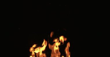 Siyah şenlik ateşinde yanan ateş, turuncu kıvılcım saçar