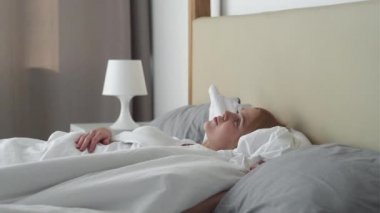 Günaydın ilham verici kadın. Güneş ışığıyla uyanan.