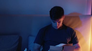 Gece evde kitap okuyarak, boş zamanlara meraklı bir adam yatağı.