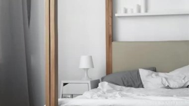 Çevrimiçi kahve yataklı kadın gündüz telefonuna başladı