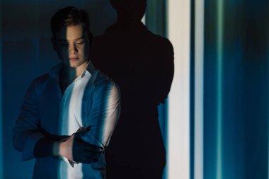 Yakışıklı adam moda modeli başarılı.