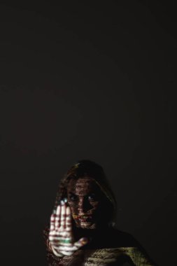 Siluet kadın siber güvenlik korsanı saldırısı