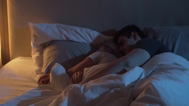 Dormir casal homem abraçar abraço esposa cama noite — Vídeo de Stock