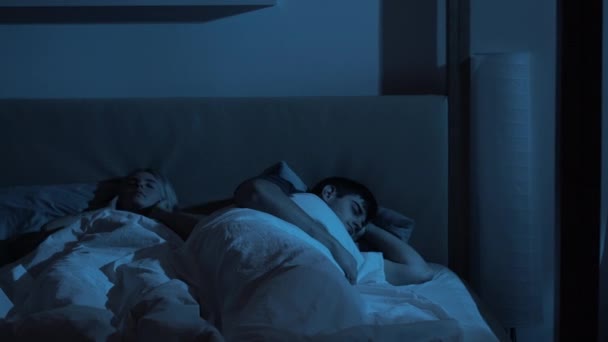 Noc nespavost žena otrávený chrápání manžel postel — Stock video