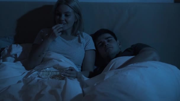 Noche película mujer viendo tv cama hombre durmiendo — Vídeos de Stock