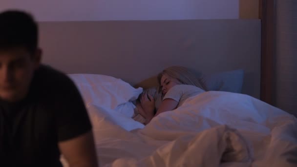 Trastorno del sueño noche ansiedad pensativo hombre cama mujer — Vídeos de Stock