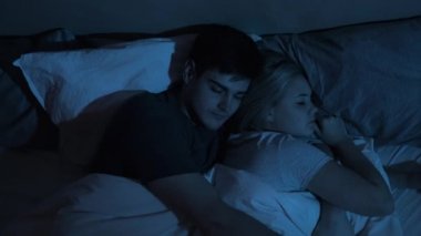 Uyuyan çift gece istirahati adam kadın yatağına sarılır