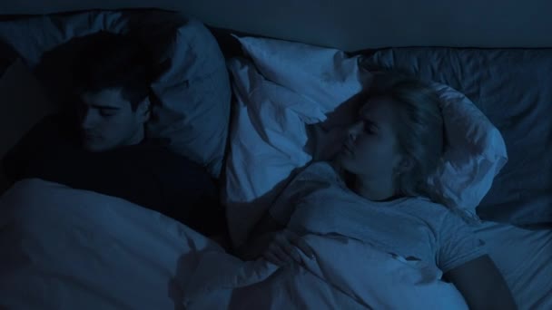 Pesadilla ansiedad perturbado mujer cama pacífico hombre — Vídeos de Stock