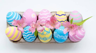 Paskalya bayramı doğal dekorasyon çiçek rengi yumurta