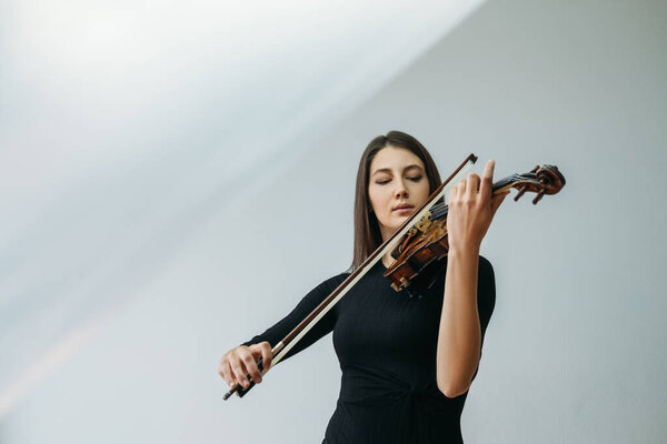 violinist woman online education distance lesson