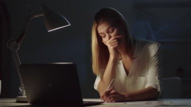 Fazla mesai, uykusuz gece, yorgun çalışanlar.