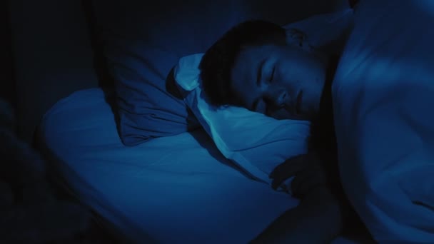 Сплячий кошмар поганий сон порушив хлопця прокинувся — стокове відео