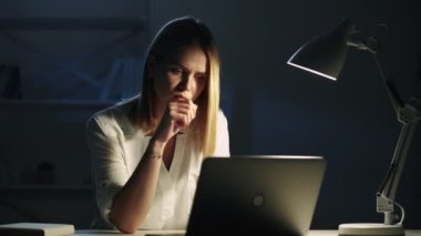 Gece geç saatlere kadar çalışma uykusuzluğu yorgun çalışan dizüstü bilgisayar
