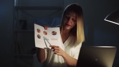 Video konferansı gece çalışması CEO istatistik dizüstü bilgisayarı