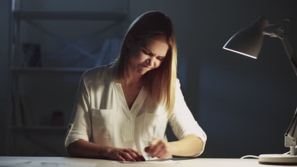 Night work creative block annoyed woman writing — Stock Video