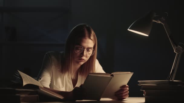 Noche de estudio insomnio estudiante se quedó dormido libro — Vídeos de Stock