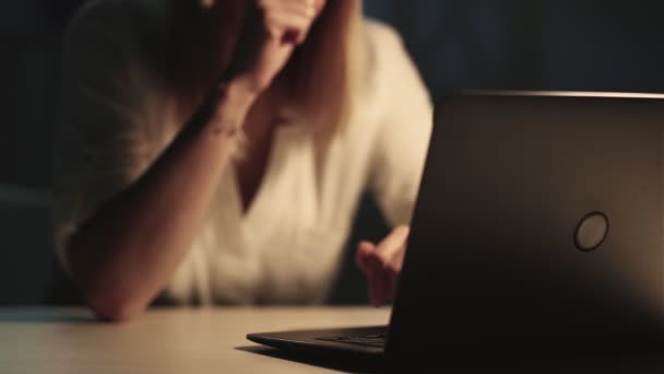 Överarbete trötthet natt sömnlöshet kvinna sover skrivbord — Stockvideo