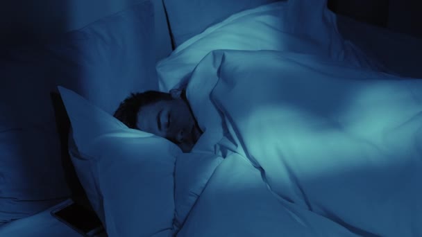 Нічний відпочинок солодкі мрії хлопець насолоджується спальним ліжком — стокове відео