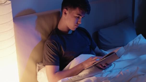 Livro de hora de dormir leitura hobby cara adormecer tarde — Vídeo de Stock