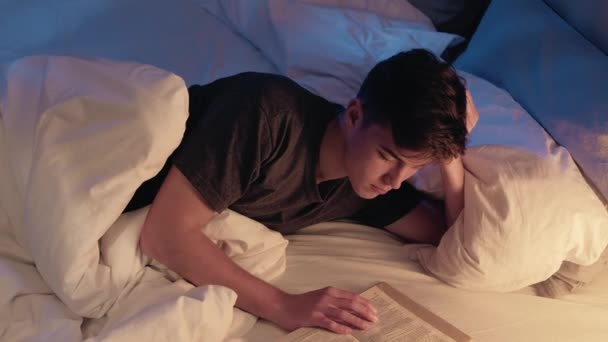 Nat studie sengetid læring fyr læser bog sent – Stock-video